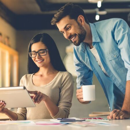 Draguer au travail : règles, techniques et conseils