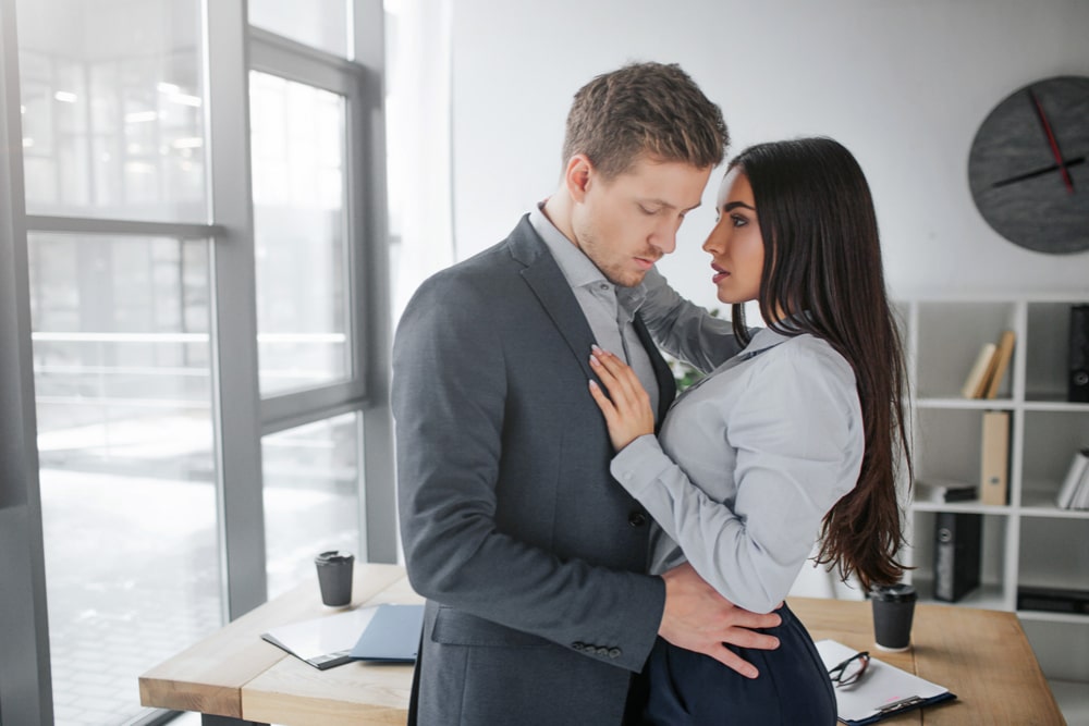 Trouver L'amour De 9h à 17h. Couple Professionnel Amoureux. Romance De  Bureau.. Affaire De Bureau. Flirter Au Travail.