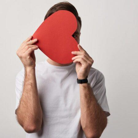 Homme amoureux : signes révélateurs qu’il a des sentiments