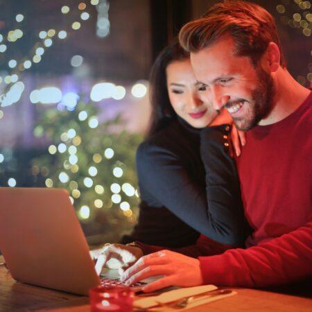 Draguer au travail : techniques et règles entre collègues