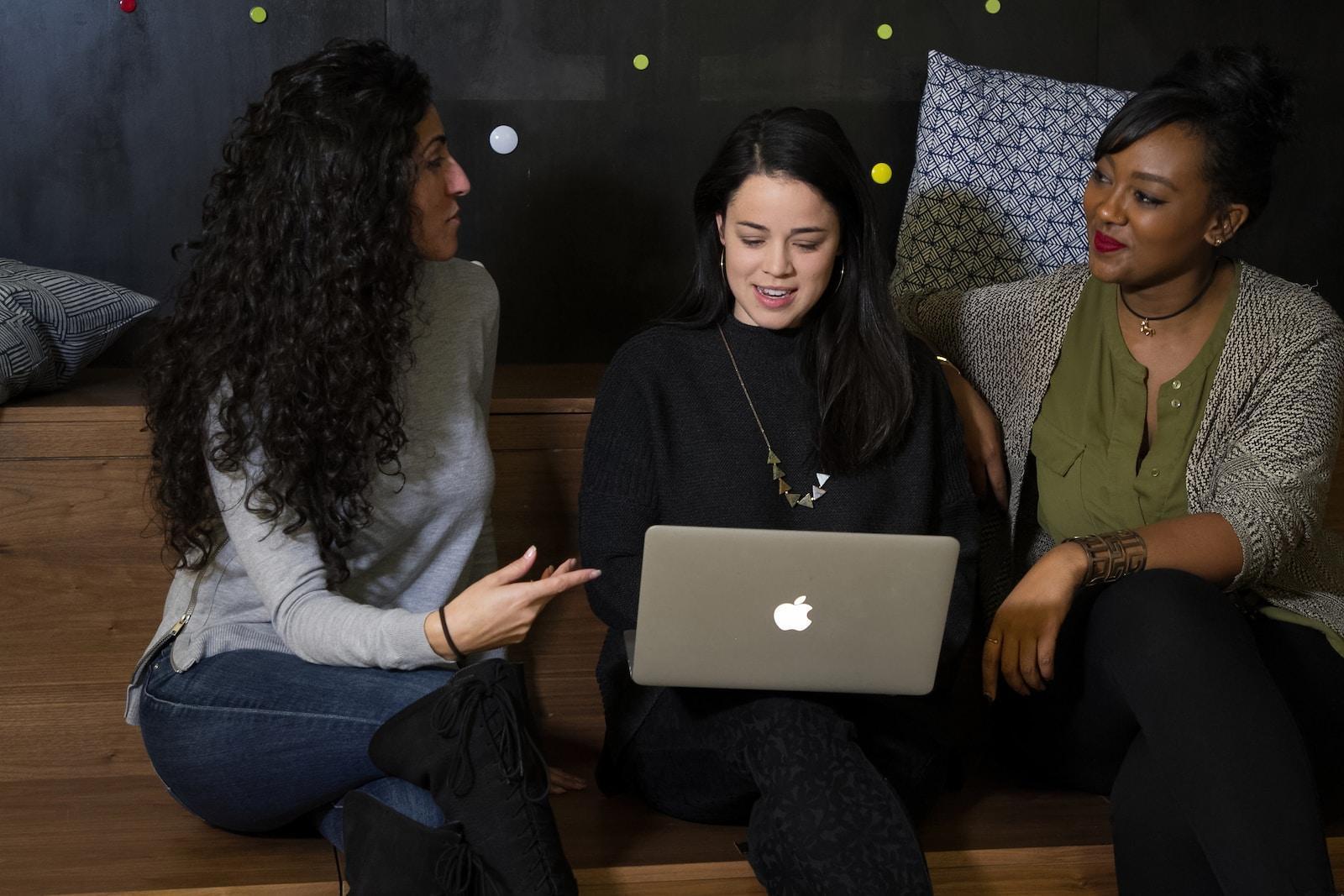 femmes passent du temps sur un site de rencontre